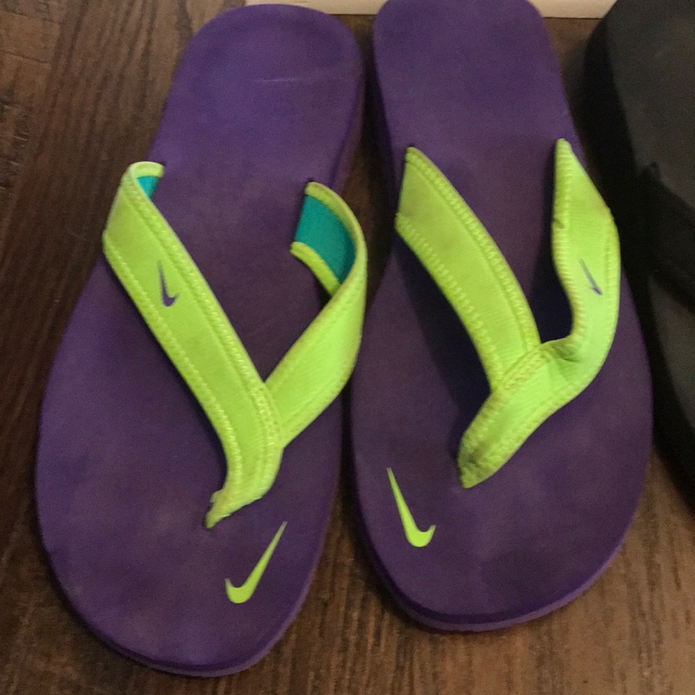 BUNDLE- 2 pairs of NIKE flip flops